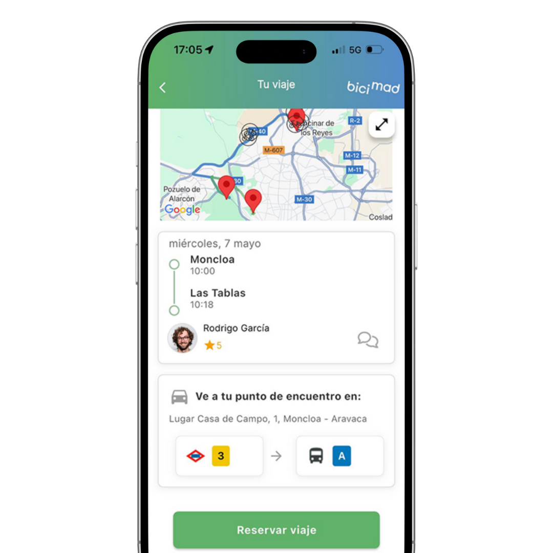 Persona con la pantalla principal de Zmove en su móvil