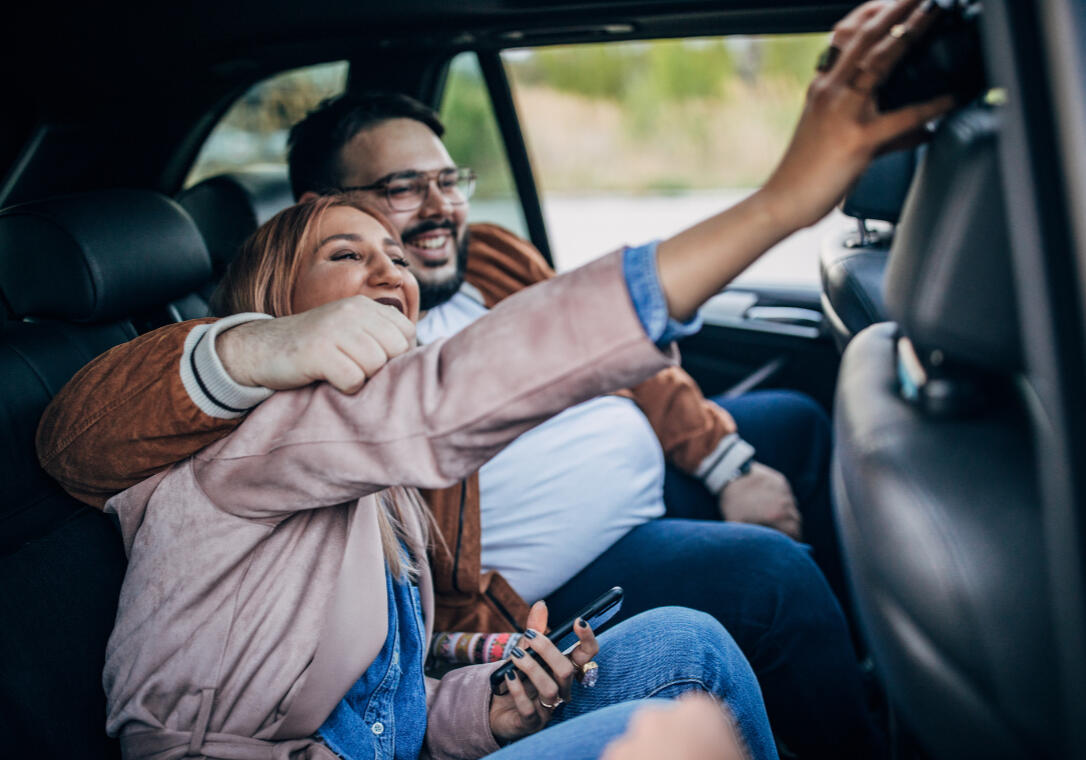 Un chico y una chica compartiendo coche y pasandolo bien