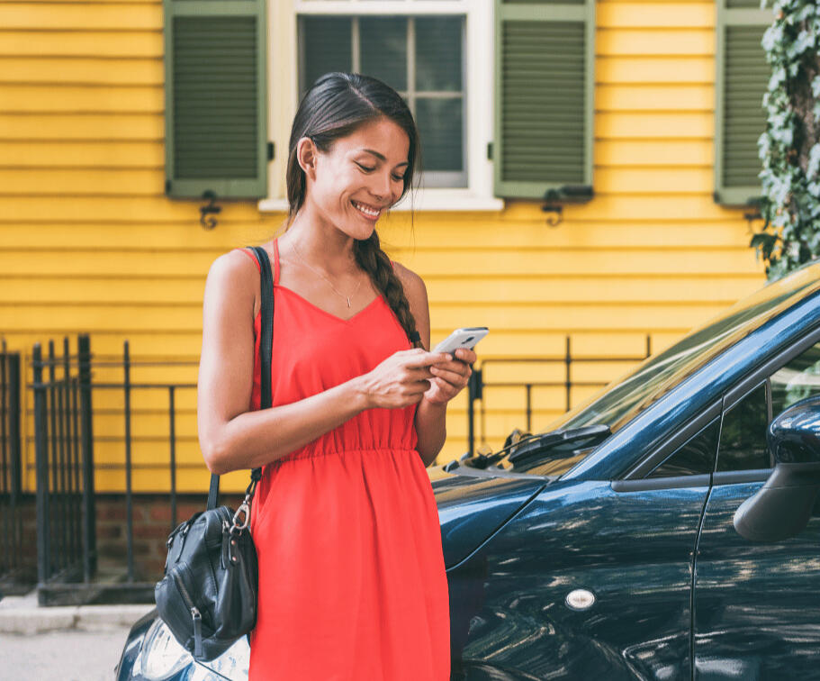 Persona con la pantalla principal de Zmove en su móvil